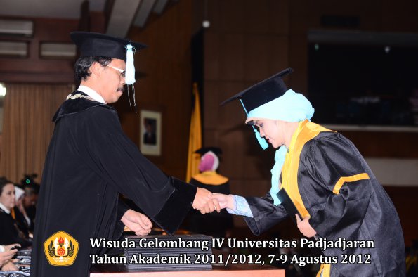 wisuda-unpad-gel-iv-2011_2012-fakultas-ilmu-budaya-oleh-dekan-134