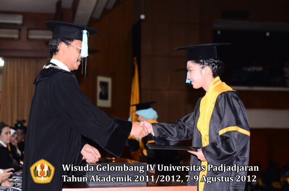 wisuda-unpad-gel-iv-2011_2012-fakultas-ilmu-budaya-oleh-dekan-135