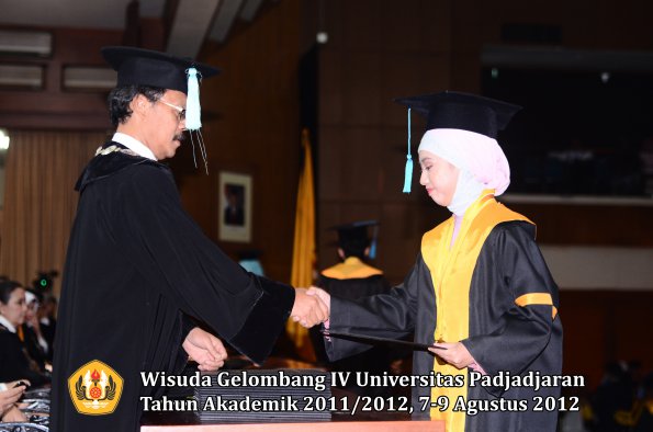 wisuda-unpad-gel-iv-2011_2012-fakultas-ilmu-budaya-oleh-dekan-136