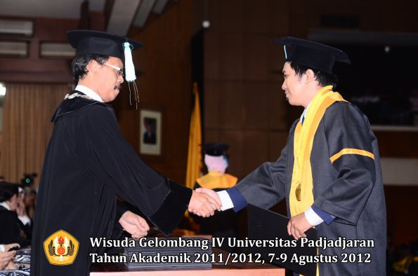 wisuda-unpad-gel-iv-2011_2012-fakultas-ilmu-budaya-oleh-dekan-137