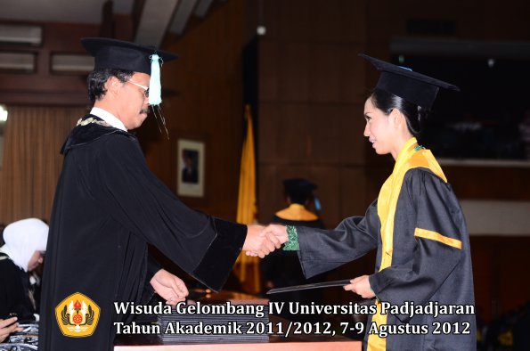 wisuda-unpad-gel-iv-2011_2012-fakultas-ilmu-budaya-oleh-dekan-139