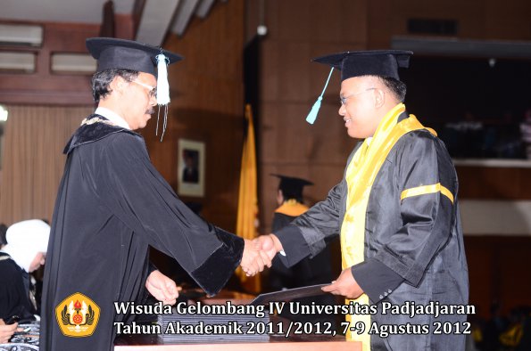 wisuda-unpad-gel-iv-2011_2012-fakultas-ilmu-budaya-oleh-dekan-141