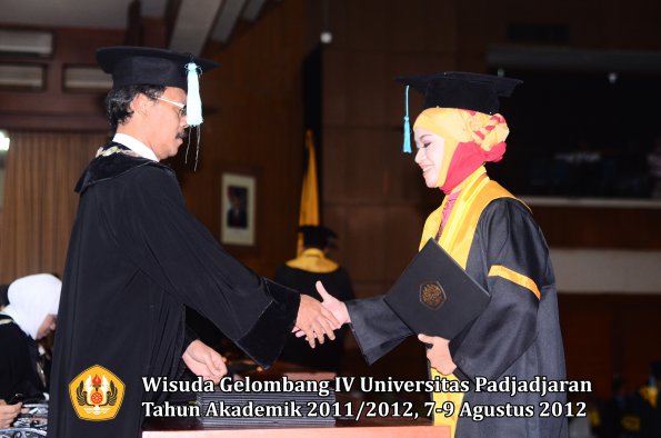 wisuda-unpad-gel-iv-2011_2012-fakultas-ilmu-budaya-oleh-dekan-142