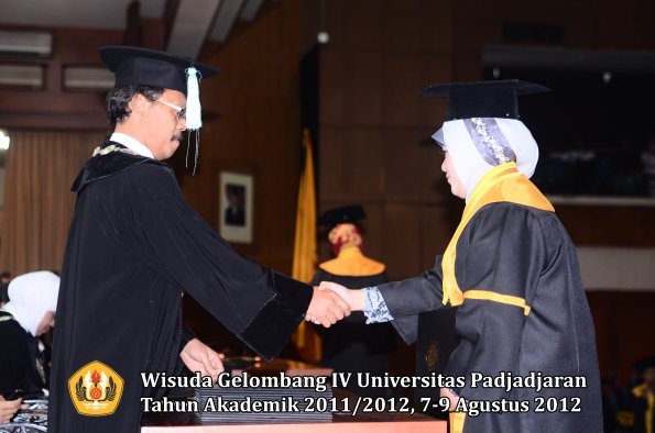 wisuda-unpad-gel-iv-2011_2012-fakultas-ilmu-budaya-oleh-dekan-143