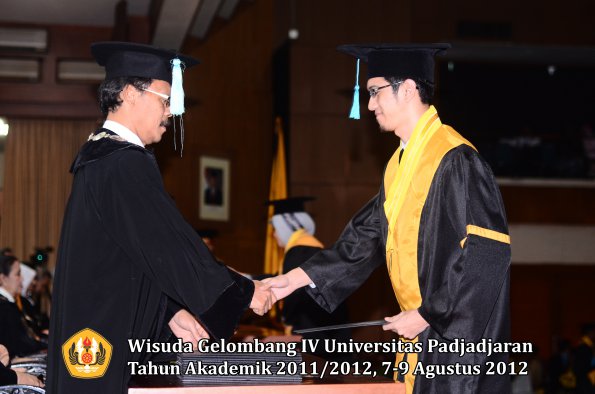 wisuda-unpad-gel-iv-2011_2012-fakultas-ilmu-budaya-oleh-dekan-144