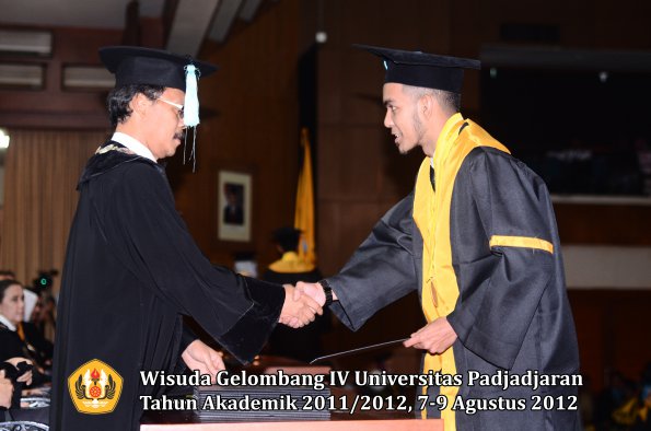 wisuda-unpad-gel-iv-2011_2012-fakultas-ilmu-budaya-oleh-dekan-145