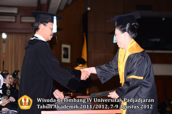 wisuda-unpad-gel-iv-2011_2012-fakultas-ilmu-budaya-oleh-dekan-147