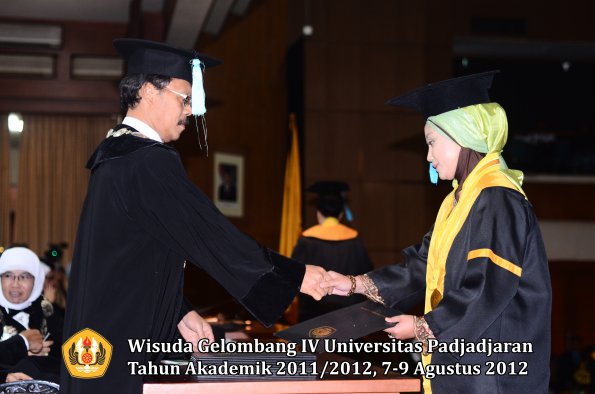 wisuda-unpad-gel-iv-2011_2012-fakultas-ilmu-budaya-oleh-dekan-148