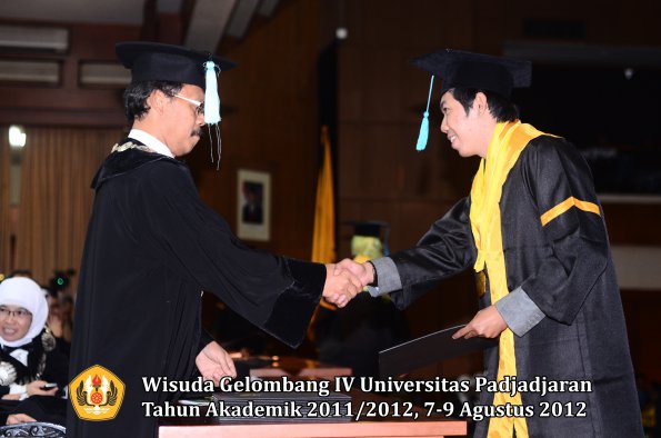 wisuda-unpad-gel-iv-2011_2012-fakultas-ilmu-budaya-oleh-dekan-149