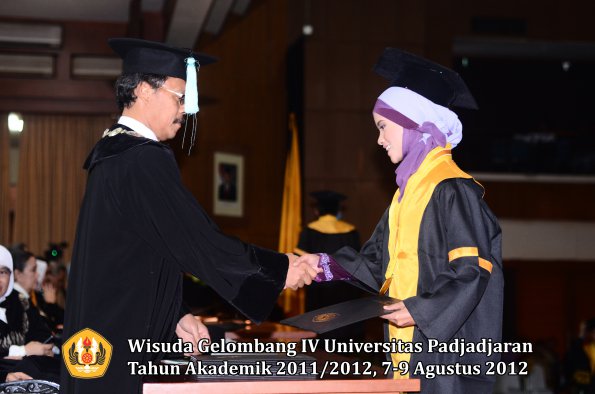 wisuda-unpad-gel-iv-2011_2012-fakultas-ilmu-budaya-oleh-dekan-150