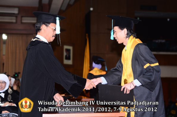 wisuda-unpad-gel-iv-2011_2012-fakultas-ilmu-budaya-oleh-dekan-151