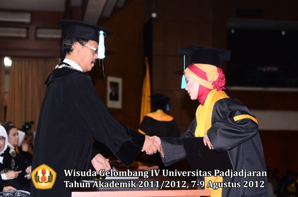 wisuda-unpad-gel-iv-2011_2012-fakultas-ilmu-budaya-oleh-dekan-152