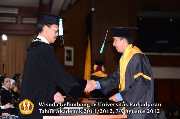 wisuda-unpad-gel-iv-2011_2012-fakultas-ilmu-budaya-oleh-dekan-153