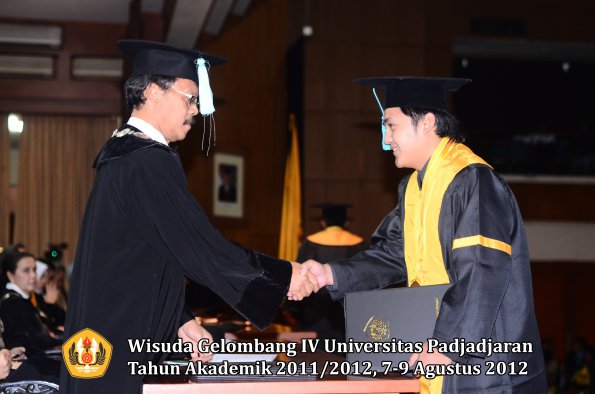 wisuda-unpad-gel-iv-2011_2012-fakultas-ilmu-budaya-oleh-dekan-154