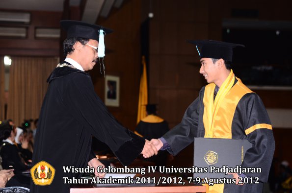 wisuda-unpad-gel-iv-2011_2012-fakultas-ilmu-budaya-oleh-dekan-155