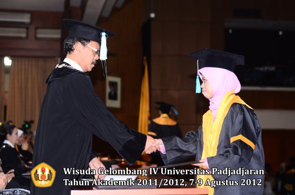 wisuda-unpad-gel-iv-2011_2012-fakultas-ilmu-budaya-oleh-dekan-156