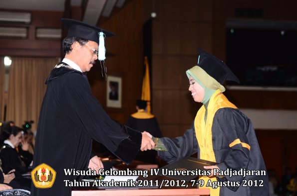 wisuda-unpad-gel-iv-2011_2012-fakultas-ilmu-budaya-oleh-dekan-158