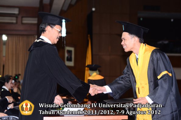 wisuda-unpad-gel-iv-2011_2012-fakultas-ilmu-budaya-oleh-dekan-159