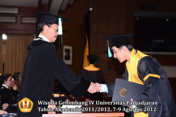 wisuda-unpad-gel-iv-2011_2012-fakultas-ilmu-budaya-oleh-dekan-160