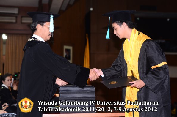 wisuda-unpad-gel-iv-2011_2012-fakultas-ilmu-budaya-oleh-dekan-161