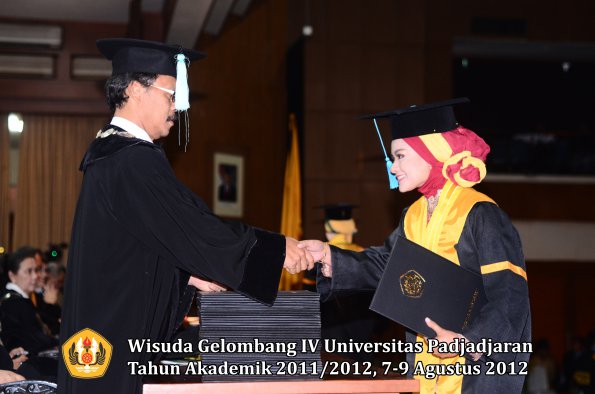 wisuda-unpad-gel-iv-2011_2012-fakultas-ilmu-budaya-oleh-dekan-163