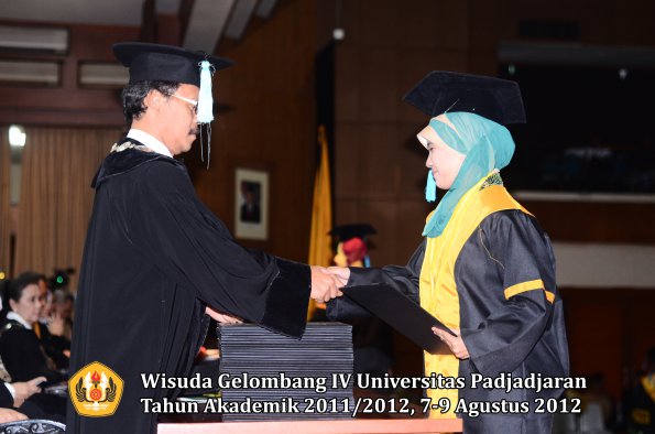 wisuda-unpad-gel-iv-2011_2012-fakultas-ilmu-budaya-oleh-dekan-164