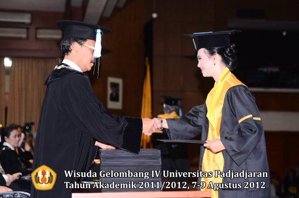 wisuda-unpad-gel-iv-2011_2012-fakultas-ilmu-budaya-oleh-dekan-166