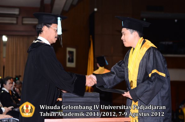 wisuda-unpad-gel-iv-2011_2012-fakultas-ilmu-budaya-oleh-dekan-167