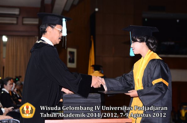 wisuda-unpad-gel-iv-2011_2012-fakultas-ilmu-budaya-oleh-dekan-168