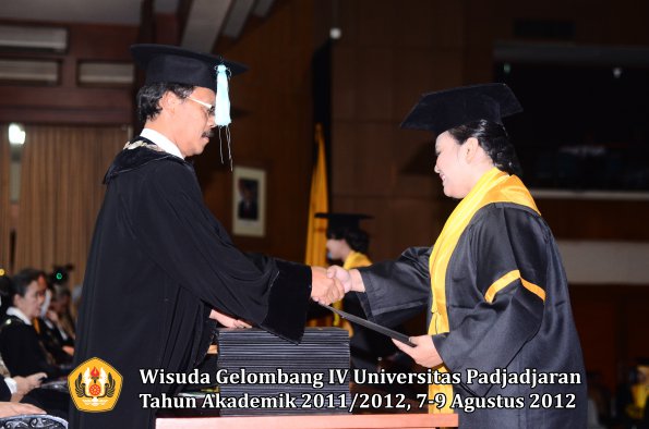 wisuda-unpad-gel-iv-2011_2012-fakultas-ilmu-budaya-oleh-dekan-169