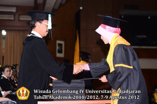 wisuda-unpad-gel-iv-2011_2012-fakultas-ilmu-budaya-oleh-dekan-170