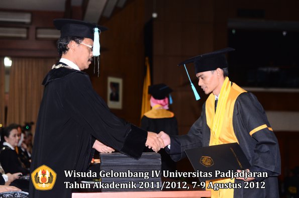 wisuda-unpad-gel-iv-2011_2012-fakultas-ilmu-budaya-oleh-dekan-171