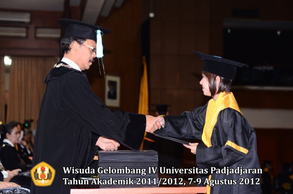 wisuda-unpad-gel-iv-2011_2012-fakultas-ilmu-budaya-oleh-dekan-172