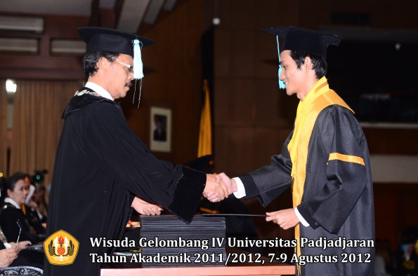 wisuda-unpad-gel-iv-2011_2012-fakultas-ilmu-budaya-oleh-dekan-173