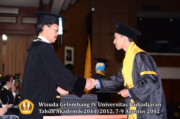 wisuda-unpad-gel-iv-2011_2012-fakultas-ilmu-budaya-oleh-dekan-176