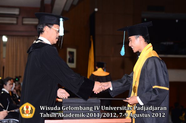 wisuda-unpad-gel-iv-2011_2012-fakultas-ilmu-budaya-oleh-dekan-177