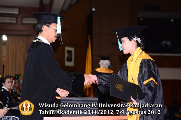 wisuda-unpad-gel-iv-2011_2012-fakultas-ilmu-budaya-oleh-dekan-180