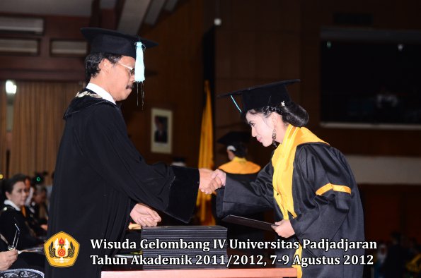 wisuda-unpad-gel-iv-2011_2012-fakultas-ilmu-budaya-oleh-dekan-181