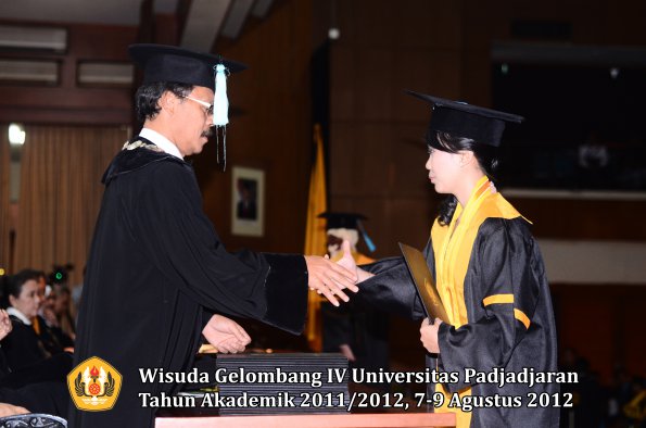 wisuda-unpad-gel-iv-2011_2012-fakultas-ilmu-budaya-oleh-dekan-184