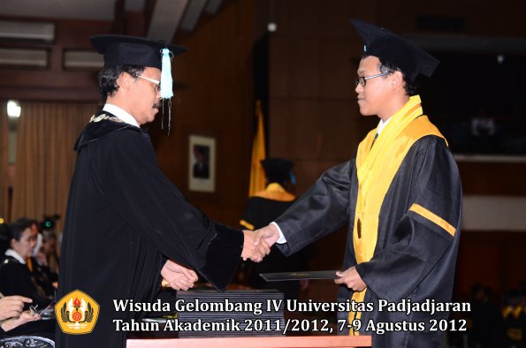 wisuda-unpad-gel-iv-2011_2012-fakultas-ilmu-budaya-oleh-dekan-186