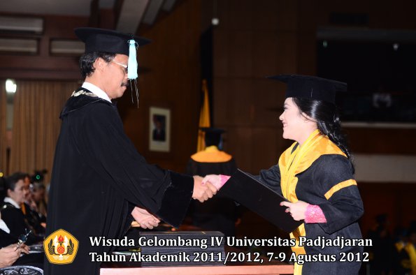 wisuda-unpad-gel-iv-2011_2012-fakultas-ilmu-budaya-oleh-dekan-188