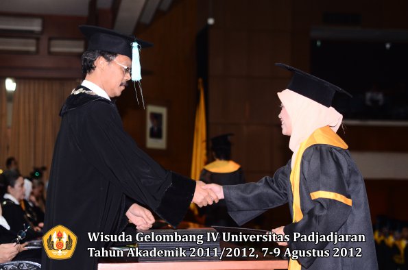 wisuda-unpad-gel-iv-2011_2012-fakultas-ilmu-budaya-oleh-dekan-190