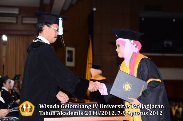 wisuda-unpad-gel-iv-2011_2012-fakultas-ilmu-budaya-oleh-dekan-191