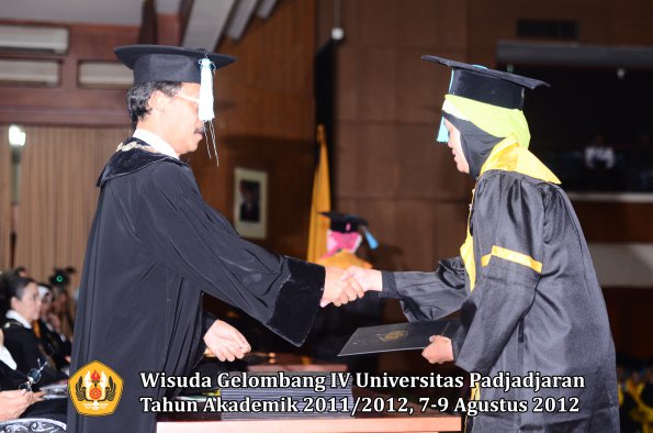 wisuda-unpad-gel-iv-2011_2012-fakultas-ilmu-budaya-oleh-dekan-192