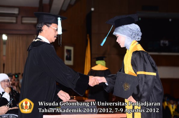 wisuda-unpad-gel-iv-2011_2012-fakultas-ilmu-budaya-oleh-dekan-193