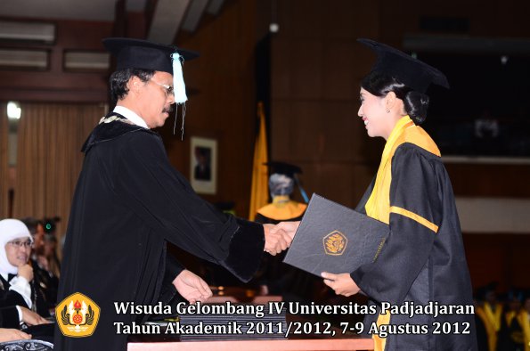 wisuda-unpad-gel-iv-2011_2012-fakultas-ilmu-budaya-oleh-dekan-194