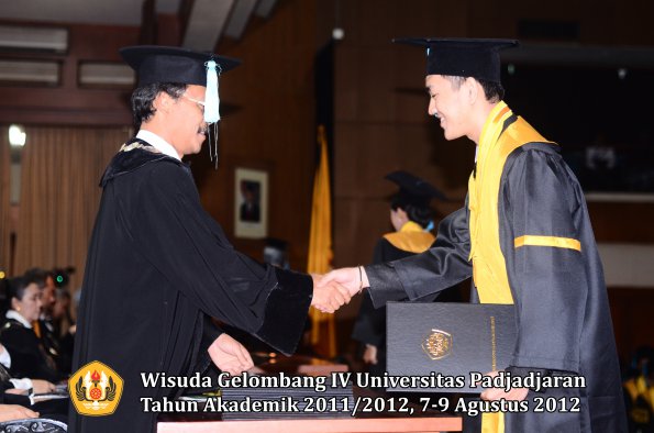 wisuda-unpad-gel-iv-2011_2012-fakultas-ilmu-budaya-oleh-dekan-195