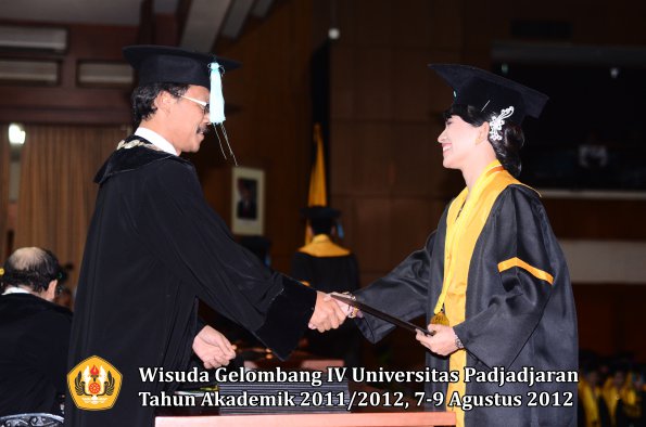 wisuda-unpad-gel-iv-2011_2012-fakultas-ilmu-budaya-oleh-dekan-196