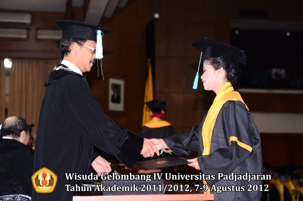 wisuda-unpad-gel-iv-2011_2012-fakultas-ilmu-budaya-oleh-dekan-198