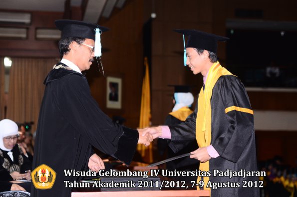 wisuda-unpad-gel-iv-2011_2012-fakultas-ilmu-budaya-oleh-dekan-200